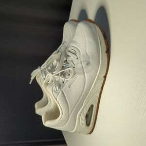 Uno - Stand on Air White Sketchers Runners/Sneakers
